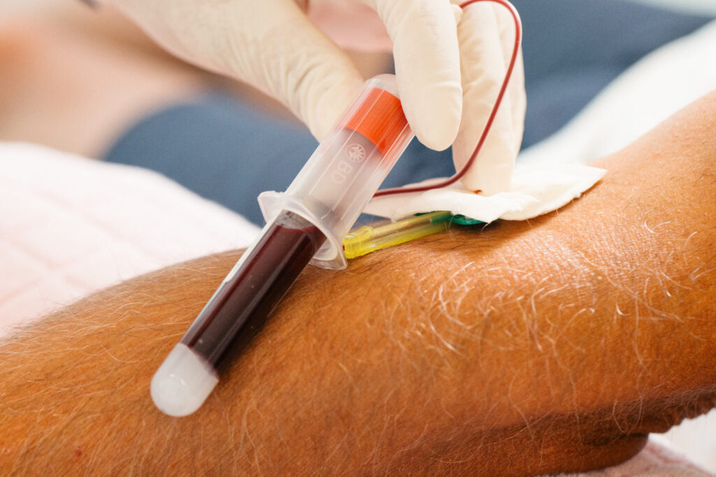 Blutabnahme bei VerticalMed Tyrol zur präzisen Laboranalyse und Gesundheitsdiagnostik.