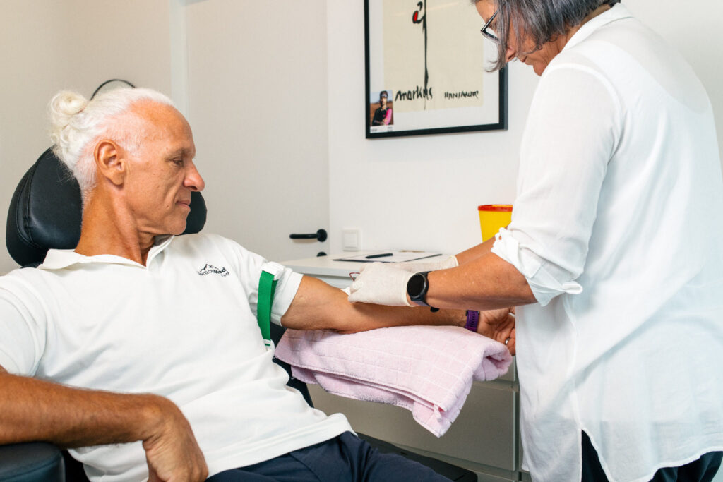 Blutabnahme bei VerticalMed Tyrol im Rahmen der Labordiagnostik