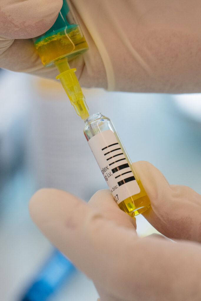 Vorbereitung einer Infusionslösung für die Infusionstherapie bei VerticalMed Tyrol