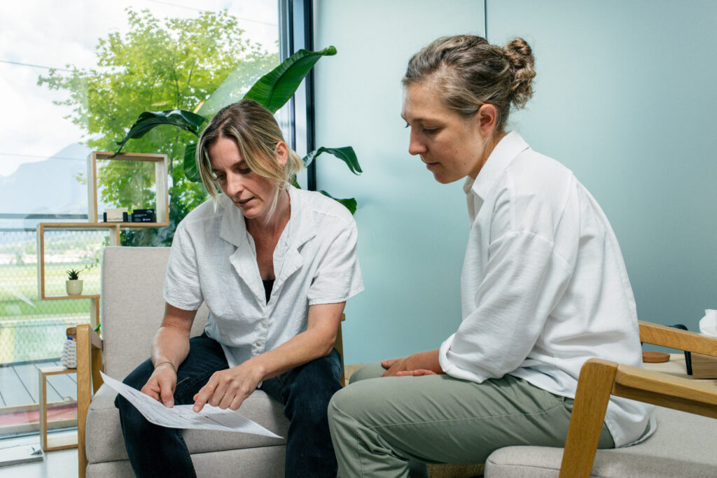 Daniela Falkner im persönlichen Beratungsgespräch bei VerticalMed Tyrol