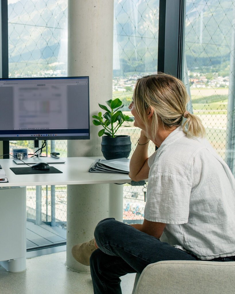 Daniela analysiert Ernährungs- und Gesundheitsdaten am Computer für eine individuelle Ernährungsberatung bei VerticalMed Tyrol.