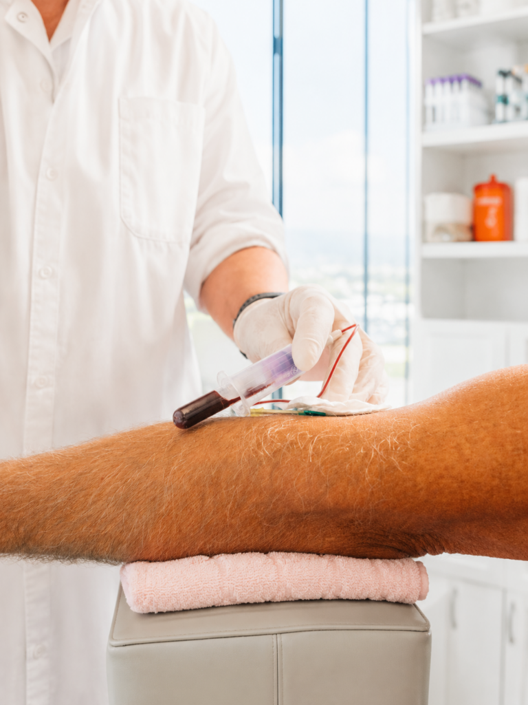 Blutabnahme im Rahmen der Labordiagnostik bei VerticalMed Tyrol
