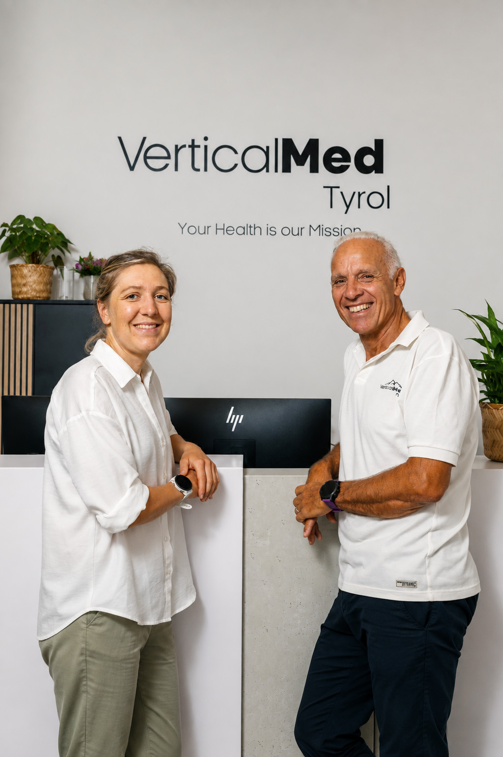 Empfang von VerticalMed Tyrol mit freundlichem Team im modernen Praxisbereich.