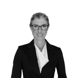Porträt von Simone in professioneller Businesskleidung