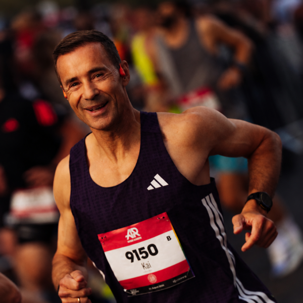 Kai Pflaume beim Laufen während einer Sportveranstaltung – Ausdauer, Bewegung und Leistungsfähigkeit.