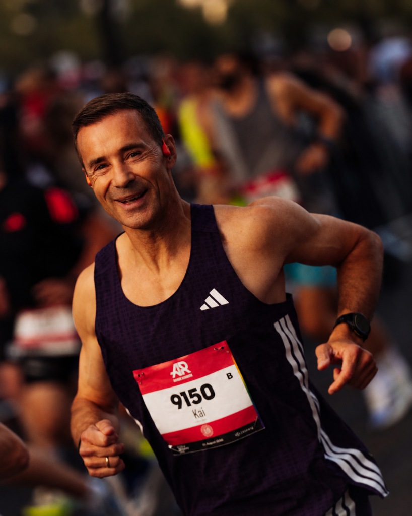 Kai Pflaume beim Laufen während einer Sportveranstaltung – Ausdauer, Bewegung und Leistungsfähigkeit.
